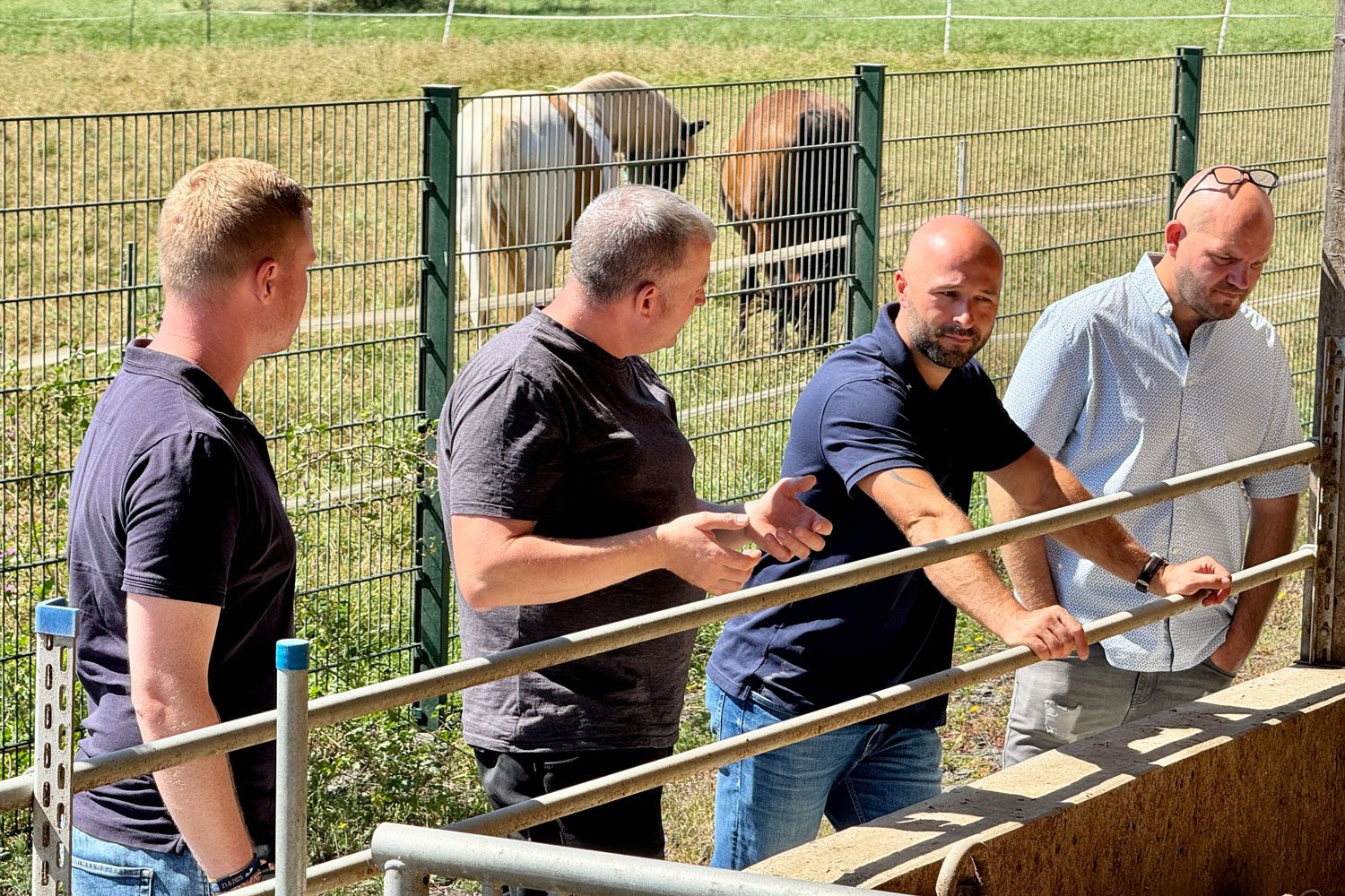 Julian Schmidt besucht einen lokalen Landwirtschaftsbetrieb