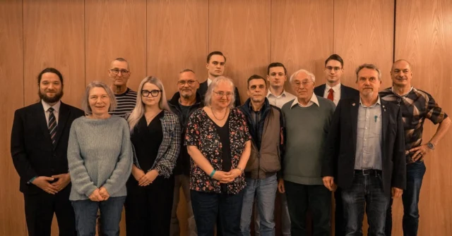 ✨ Aufbruchstimmung im Bürgerhaus Bauerbach! ✨

Der AfD-Stadtverband Marburg hat am Samstag seine Liste für die Kommunalwahl 2026 aufgestellt – 20 engagierte Kandidatinnen und Kandidaten, die bereit sind, Verantwortung für Marburg zu übernehmen.

Angeführt wird die Liste von Matthias Pozzi, der sich erneut für die Stadtverordnetenversammlung bewirbt. In seiner Rede machte er deutlich, wie wichtig eine ehrliche, solide und vorausschauende Kommunalpolitik für Marburg ist: Schluss mit ausufernden Kosten, Schluss mit teuren Experimenten – Zeit für klare Prioritäten!

Auch beim Thema Klimaschutz und Mobilität setzte er Akzente: Lösungen müssen praxisnah, bezahlbar und bürgerfreundlich sein. Eine Politik, die an den Menschen vorbeigeht, lehnt die AfD ab. Beispiele wie großflächige Tempo-30-Zonen oder die geplante Grünflächensatzung zeigen, wie dringend ein Kurswechsel nötig ist.

Zum Abschluss schwor Pozzi die Mitglieder auf den kommenden Wahlkampf ein:
🔥 Ziel: Ein starkes zweistelliges Ergebnis!
🔥 Eine kraftvolle Fraktion im Stadtparlament!
🔥 Und engagierte Vertreter in den Ortsbeiräten – nah dran an den Bürgern!

2026 wird entscheidend – und wir sind bereit. 💙