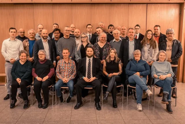 AfD Marburg-Biedenkopf stellt Kreistagsliste auf!

Am 15. November haben wir im Bürgerhaus Bauerbach unsere Kandidatenliste für die kommende Kreistagswahl aufgestellt. 43 engagierte Mitglieder treten an, um frischen Wind und klare Positionen in die Kreispolitik zu bringen.

Angeführt wird unsere Liste von Julian Schmidt (MdB), unserem Kreissprecher und neuen Vorsitzenden der Kreistagsfraktion. Zu Beginn der Versammlung gedachten wir unserem verstorbenen Fraktionsvorsitzenden Karl-Hermann Bolldorf und ehrten seine Verdienste für Partei und Landkreis.

In seiner Rede machte Julian Schmidt deutlich:
Die kurzsichtige Ausgabenpolitik der Kreisregierung hat zur heutigen finanziellen Schieflage geführt. Vor allem die massive Ausweitung der Personalstellen um 60 % in nur zehn Jahren sei unverantwortlich – selbst das Regierungspräsidium sehe dies kritisch.

Unsere klare Forderung:
🔹 Alle Ausgaben müssen auf den Prüfstand.
🔹 Keine Erhöhung der Kreisumlage – Städte und Gemeinden dürfen nicht noch stärker belastet werden!

Zum Abschluss stimmte Julian Schmidt die Mitglieder auf einen engagierten Wahlkampf ein. Unser Ziel: Mindestens das Bundestagswahlergebnis erreichen und die Kräfteverhältnisse im Landkreis nachhaltig verändern.

💙 Gemeinsam für einen Politikwechsel im Landkreis Marburg-Biedenkopf!