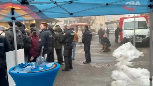 💙KOMMUNALWAHLKAMPF💙

Am vergangenen Wochenende waren wir wieder mit unseren Wahlständen unterwegs, um mit euch in Gespräch zu kommen.

Sowohl in Wetter als auch in Kirchhain konnten wir viele Gespräche mit interessierten Bürgern, aber auch mit Kritikern führen. 
Uns ist es sehr wichtig, auch mit unseren Gegnern ins Gespräch zu kommen. Gerade bei grundsätzlich gegensätzlichen Meinungen ist es wichtig, trotzdem miteinander im Gespräch zu bleiben. 
Eine Demokratie kann nur funktionieren, wenn alle Akteure eine gemeinsame Gesprächsebene offen halten.
Während das in Wetter funktioniert hat, und wir gute Diskussionen mit den „Omas gegen Rechts“, „APPD“ und „Die Linke“ führen konnten, zeigten linksextreme Antidemokraten in Kirchhain mal wieder ihre hässliche Fratze. Sie umzingelten unseren Stand, und machten es den Bürgern unmöglich, zu uns durchzudringen. 
Erst durch den vehementen Einsatz der Polizei konnte die Blockade aufgelöst werden.

❗️Wir lassen uns von diesen Feinden der Demokratie natürlich nicht einschüchtern. Auch an kommenden Wochenende sind wir wieder für euch unterwegs.