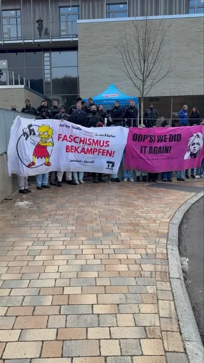 Am Wochenende waren wir in Marburg-Waldtal und Neustadt unterwegs. In Marburg erwartungsgemäß mit entsprechender Begleitung durch linksextreme Demokratiefeinde. Dank eines massiven Polizeiaufgebots verlief jedoch alles ruhig, und jeder Bürger hatte die Möglichkeit zu uns durch zu kommen.